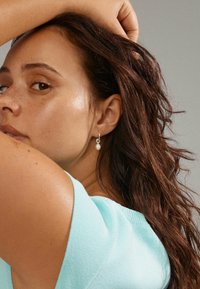 Pilgrim BAKER FRESHWATERPEARL DANGLE - Naušnice - silver plated