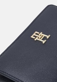 Tommy Hilfiger TIMELESS MED BI FOLD - Piniginė - space blue