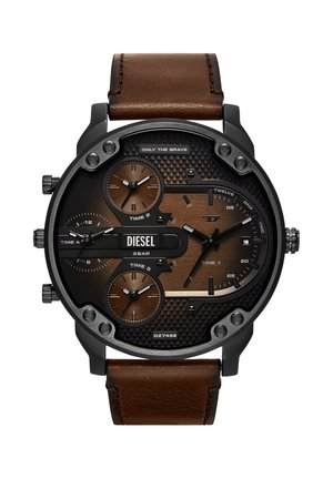 Diesel-Armbanduhr mit schwarzem und braunem Zifferblatt, vier Zeitzonen, Datumsanzeige, schwarzem Gehäuse und braunem Lederarmband.