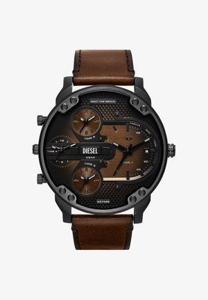 Diesel-Armbanduhr mit schwarzem und braunem Zifferblatt, vier Zeitzonen, Datumsanzeige, schwarzem Gehäuse und braunem Lederarmband.