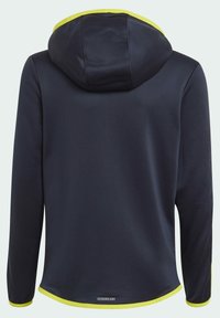 Felpa con cappuccio blu navy con finiture gialle a contrasto lungo il cappuccio e l'orlo. Presenta maniche lunghe e un tessuto liscio e leggero.