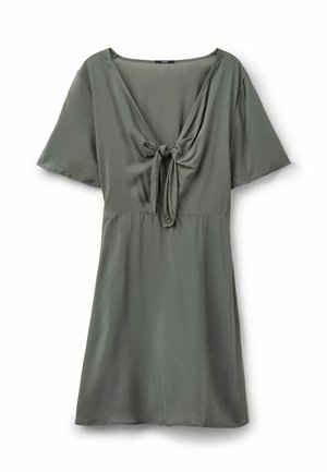 Olivengrünes Kleid mit kurzen Ärmeln, V-Ausschnitt und einem Knoten-Detail vorne. Aus glattem, leichtem Material mit lockerer Passform gefertigt.