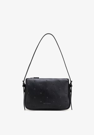 Czarna prostokątna skórzana torba na ramię z małymi ćwiekami, zamknięciem na zamek błyskawiczny, regulowanym paskiem oraz logo „WITTCHEN” na środku przedniej części.