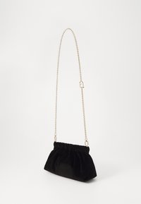 Bolsa de veludo preto com design franzido, apresentando uma alça de corrente dourada e detalhes em metal para um fecho seguro.