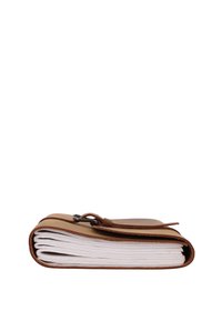 Leren notitieboek met een gladde, tan kleurige omslag. Geneste randen, bruine sluiting met een knoop en witte, gelinieerde pagina's zichtbaar aan de zijkant.
