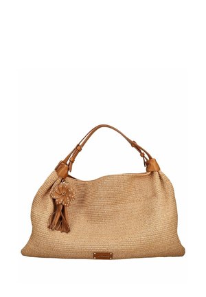 Bolso grande trenzado color beige con asas de cuero y charm de flor con borla, con una pequeña etiqueta metálica de la marca en la parte delantera.