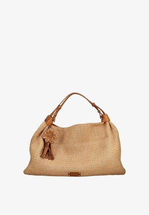 Bolso grande trenzado color beige con asas de cuero y charm de flor con borla, con una pequeña etiqueta metálica de la marca en la parte delantera.