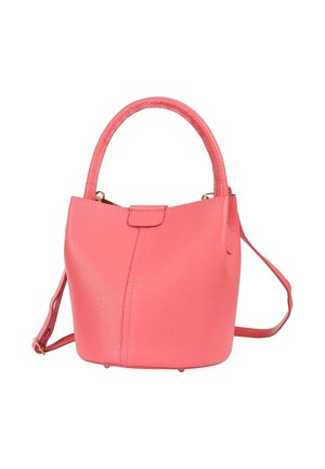 Roze gestructureerde leren handtas met afgeronde bovenhandvatten en een afneembare schouderriem op een witte achtergrond.