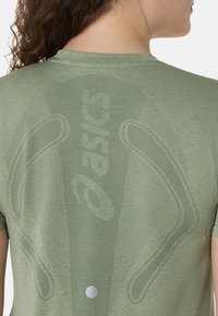 ASICS ROAD SEAMLESS SS - Sportovní tričko - monument blue whisper green