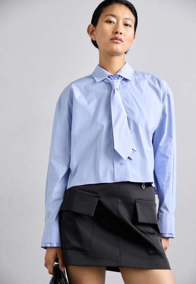 Maje CEVATTE SET - Hemdbluse - bleu