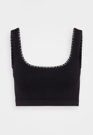 Czarny stanik w crop topie z szerokimi ramiączkami, kwadratowym dekoltem i koronkowym wykończeniem brzegów. Wykonany z miękkiego, elastycznego materiału.