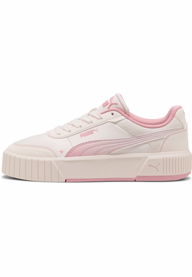 Sneaker bianche e rosa con una finitura testurizzata, dotate di una suola spessa, chiusura con lacci e dettagli di marca sui lati e sulla linguetta.