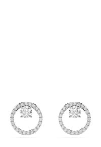 Boucles d'oreilles créoles argentées ornées d'une pierre centrale ronde claire entourée de petites pierres claires disposées en cercle.