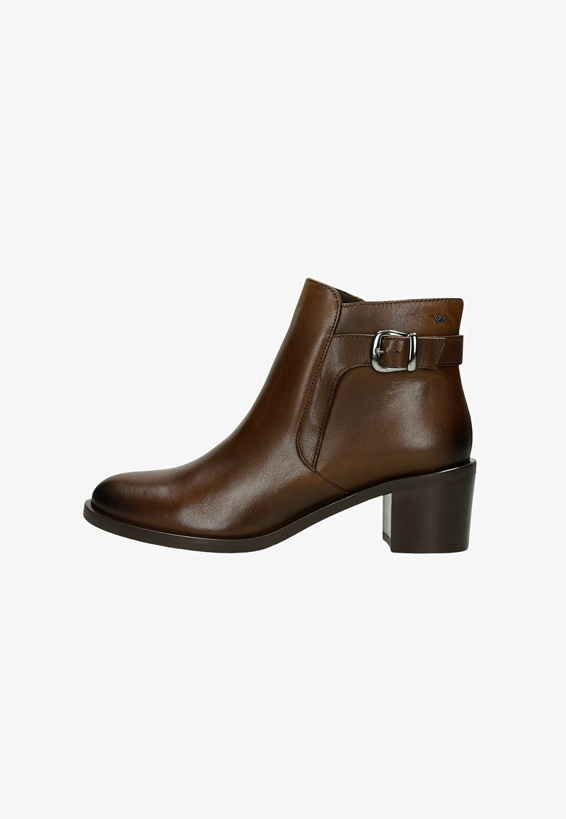 Brązowy skórzany botek do kostki z zaokrąglonym noskiem, bocznym zapięciem i obcasem w kształcie bloku. Gładka faktura z minimalnymi detalami w postaci szwów.