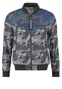 Kurtka bombowca w kolorze kamuflażu w odcieniach szarości i niebieskiego, z zapięciem na zamek błyskawiczny z przodu, ściągaczami na mankietach i stanem kołnierza.