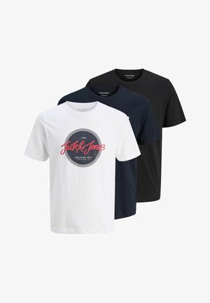 Drie T-shirts met korte mouwen in wit, marineblauw en zwart. Het witte T-shirt heeft een grafisch logo in zwart en roze, terwijl de andere effen kleuren zijn.