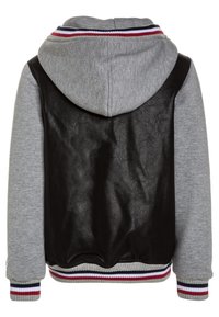Hættejakke med grå stofærmer og hætte, sort læder bagpanel, samt ribbede manchetter og kant med røde, hvide og sorte striber.