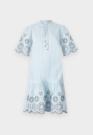 Svijetloplava pamučna haljina s kratkim napuhanim rukavima, s crnim cvjetnim vezom na rukavima i rubu, te izrezom s vezicom.