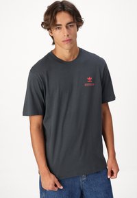 adidas Originals STREET APETIT UNISEX - Μπλουζάκι με στάμπα - carbon