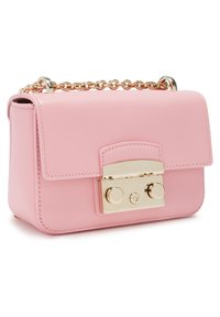 Růžová kožená kabelka se zlatým řetízkem, strukturovaný design a kovová spona se dvěma knoflíky na přední straně.