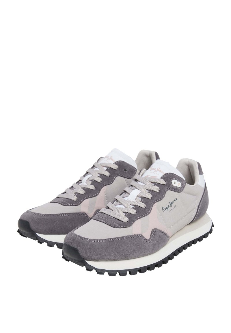 Scarpe da corsa in suede grigio con accenti rosa, lacci bianchi e suola nera testurizzata. Presentano il logo sul lato e un colletto imbottito per il massimo comfort.