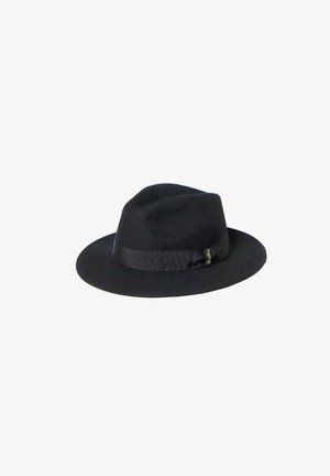 Chapéu fedora preto em feltro com uma aba larga, copa ligeiramente afunilada, e uma faixa de cetim com um detalhe metálico de um dos lados.