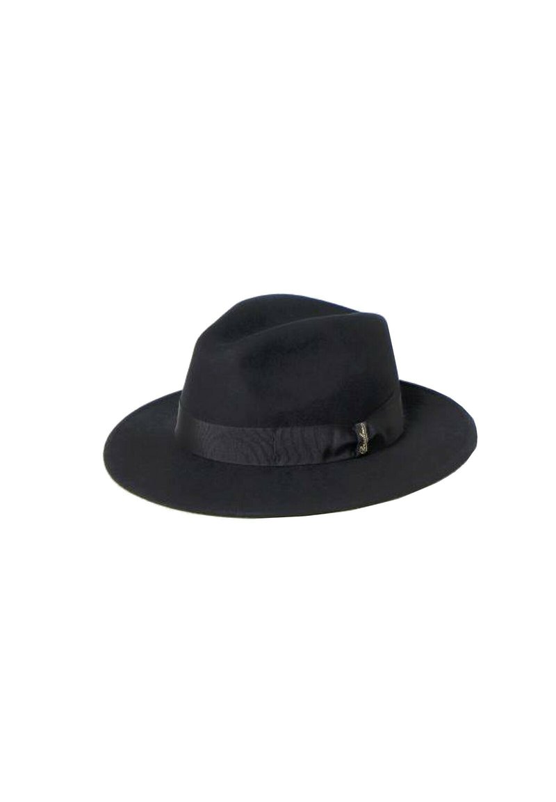Černý plstěný fedora klobouk se širokým okrajem, mírně zúženou korunou a saténovým páskem s kovovým akcentem na jedné straně.