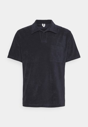 Kurzärmeliges, marineblaues Poloshirt mit Kragen und Brusttasche, aus weich strukturiertem Stoff, vor weißem Hintergrund präsentiert.