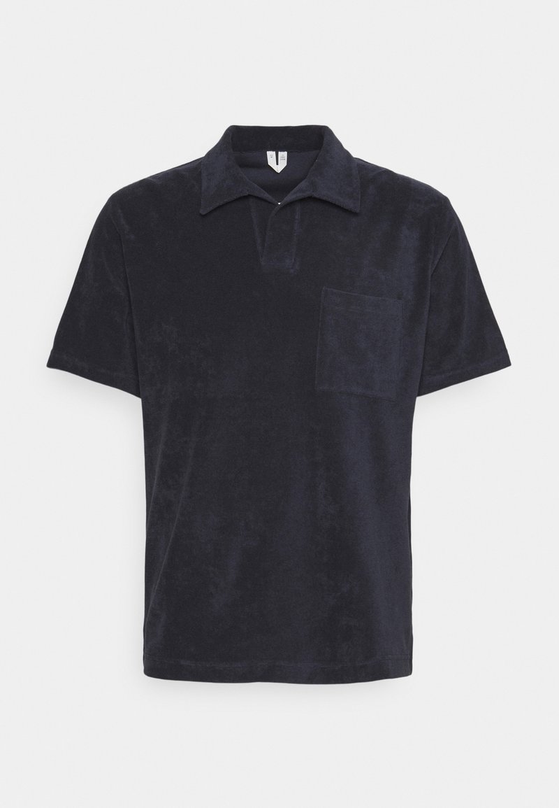 Polo bleu marine à manches courtes avec col et poche poitrine, fabriqué en tissu texturé doux, présenté sur un fond blanc.