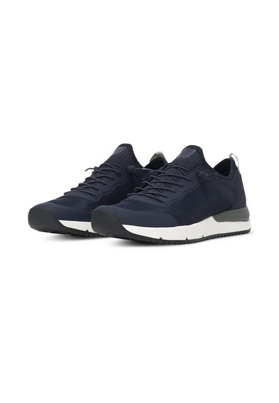 Chaussures de sport pour hommes en bleu marine avec une tige en filet texturé, des lacets élastiques, une semelle intermédiaire blanche et une semelle en caoutchouc pour une meilleure adhérence.