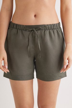 Olivgrön, lätta shorts med elastisk midja och snörning, som har en slät textur och uppvikta nederkanter för en avslappnad passform.