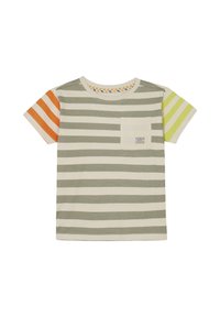 Gestreept T-shirt in beige en olijfgroen, met oranje en groene accentmouwen. Heeft een borstzakje en een gemusterde halslijn.