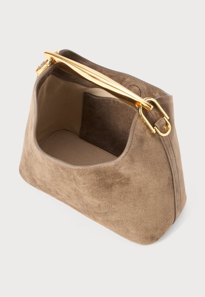 Piccola borsa in suede taupe con una tasca interna rettangolare e un manico in metallo dorato lucido attaccato da grandi ganci.