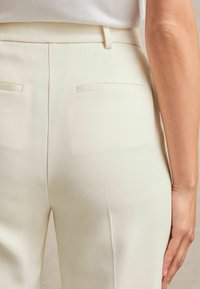 Reiss PETITE FIT - MILLIE WIDE-TAILORED  - Nadrágok - cream