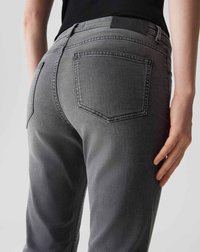 Grijze denim jeans met een slim fit ontwerp, vijf-pocketstijl en een matte zwarte label in de taille. De stof vertoont een subtiele textuur.