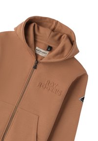 Brązowy rozpinany hoodie, wykonany z miękkiej mieszanki bawełny, z kapturem, przednimi kieszeniami, haftowanym logo oraz charakterystyczną łatą na rękawie.