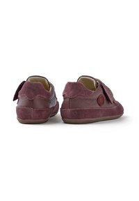 Scarpe in suede borgogna con pannello laterale in pelle liscia, forma arrotondata e chiusura decorativa in velcro con un accento testurizzato.