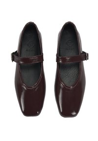 Burgunderfarbene Lacklederschuhe mit quadratischem Zehenbereich, Knöchelriemen mit Schnalle und einer glatten, strukturierten Oberfläche. Das Innenmaterial ist mit einem weichen Futter ausgestattet.