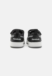 Crne tenisice s sivim akcentima, s glatkim gornjim dijelom od kože i mrežice, bijelim gumene potplate te Reebok logotipom na peti.