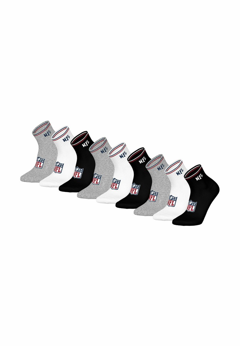 Nove paia di calzini alla caviglia con logo NFL nei colori grigio, bianco e nero, disposti in alternanza di colori e rivolti a sinistra.