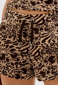 Juicy Couture JUICY HIBISCUS EVE SHORTS - Pantaloni sportivi - botanical brown aop