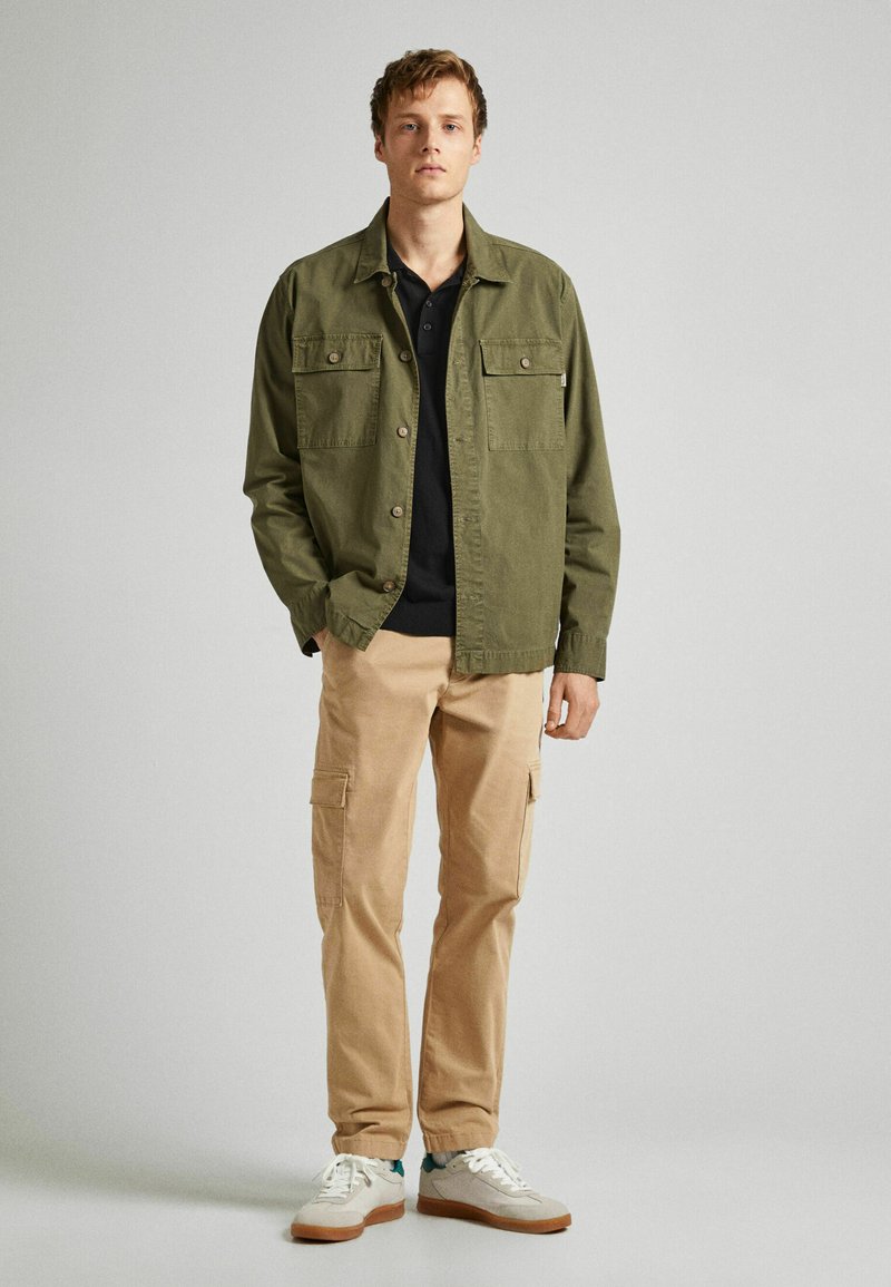 Pantaloni cargo