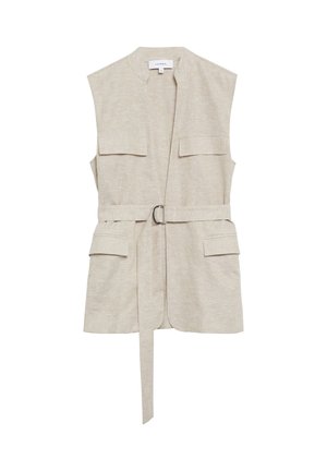 Gilet beige sans manches en mélange de lin avec deux poches à rabat poitrine, deux poches à rabat en bas, et ceinture en tissu assorti avec boucle métallique.