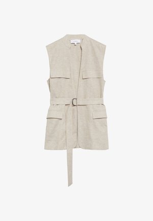 Gilet beige sans manches en mélange de lin avec deux poches à rabat poitrine, deux poches à rabat en bas, et ceinture en tissu assorti avec boucle métallique.