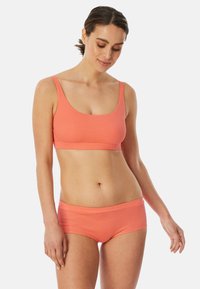 Korallinvärgad räfflad bralette med breda remmar och matchande hipster-briefs, som har en enkel design och mjukt, sträckbart tyg.