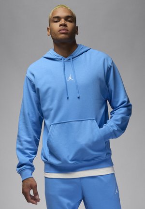 Felpa leggera blu con cappuccio e lacci, tasca a marsupio e logo bianco ricamato sul petto. Il tessuto appare liscio e morbido.