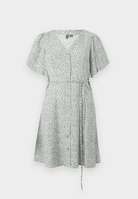 Robe vert clair à manches courtes avec motif de points blancs irréguliers, boutons sur le devant, col en V et fine ceinture à nouer à la taille.