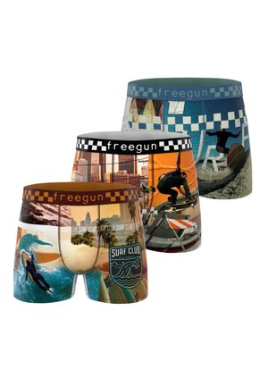 Trois paires de boxer Freegun avec des motifs graphiques colorés sur le thème urbain et du surf, avec des skateurs et des surfeurs en action.