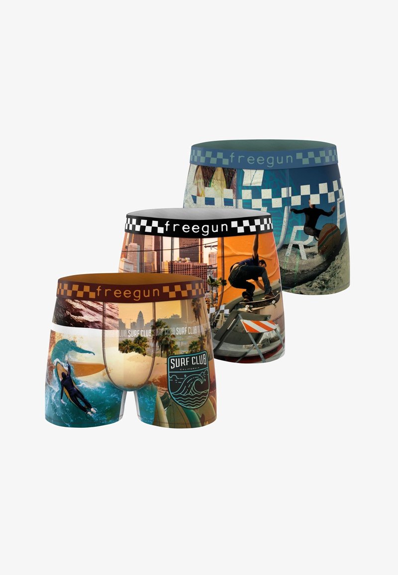 Trois paires de boxer Freegun avec des motifs graphiques colorés sur le thème urbain et du surf, avec des skateurs et des surfeurs en action.