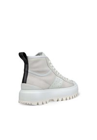 Sneaker alte in pelle beige con finitura testurizzata, suola bianca e accentuazione nera sul tallone. Presentano una suola spessa e robusta e un design con lacci.